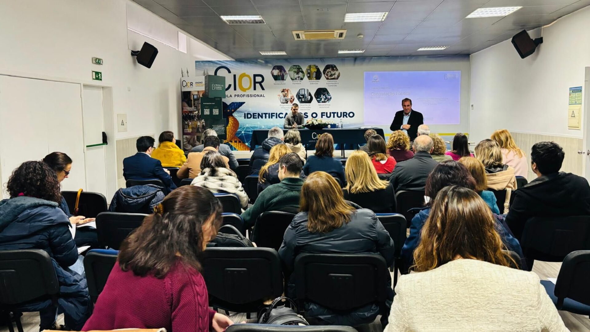 Foram mais de 40 os participantes na Formação sobre Contratação Pública e Auditoria no Âmbito dos Projetos Financiados!